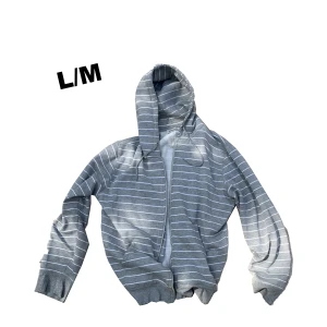 Striped Kofta - Fet grå kofta från Dressman. Vill även säga att ärmarna eller ärmsluten är hyfsat utsträckta.  Storlek L/M