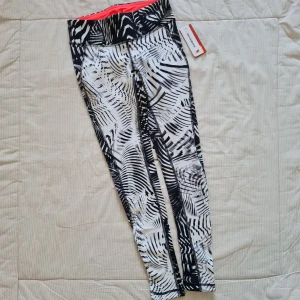 Mönstrade leggings New Balance strl S - Strl S Tuffa sportleggings från New Balance. Nya med lappar. Praktisk ficka upptill.