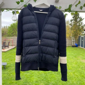 Moncler cardigan - Säljer min cardigan för att jag har växt ut den. Självklart äkta.  Nypris 11000kr.
