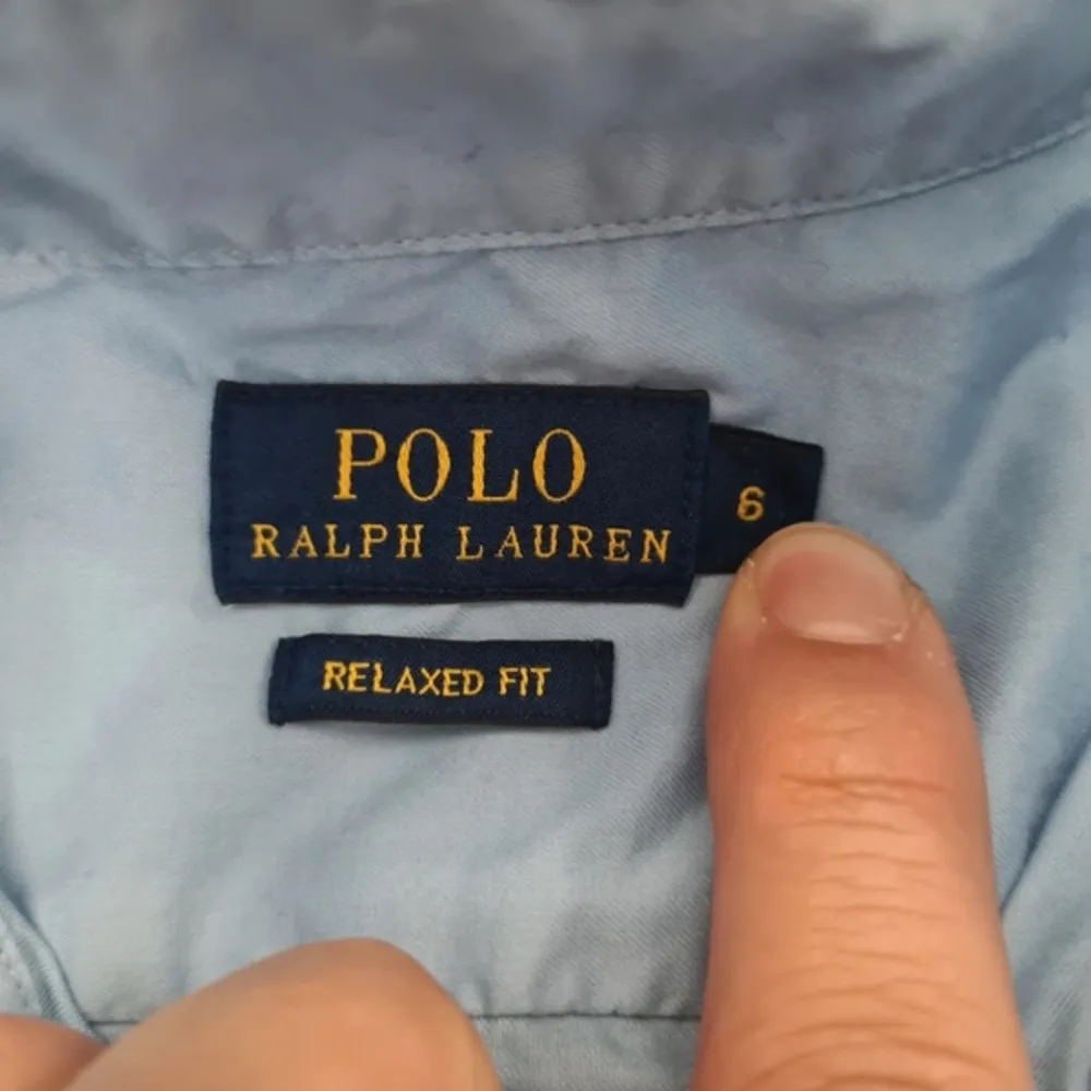 Hej! Säljer en ljusblå Ralph Lauren skjorta, relaxed fit. . Jackor.