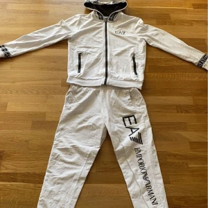 Armani set nyskick - Armani set i vitt, helt i nyskick och äkta såklart, storlek s (passar 170-180cm) Vid köp av enskild del 50kr extra (450 per del) Nypris köptes för 2000kr 