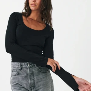 jersey top - jätte fin u-ringad topp från gina med slits längst ner på ärmen, jätte fint skick och inte jätte mycket använd💘