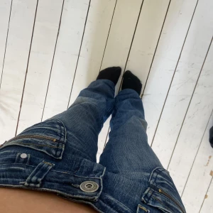 unika jeans - säljer dessa jeansen som jag har köpt på instagram av perfect jeans, dom är lågmidjade och bootcut med unika fickor på framsidan. midjemått är 37cm och innerbenslängden är 73💘 passar mig perfekt som är 159 ❤️‍🔥