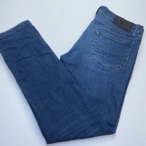 Polo Ralph Lauren Jeans - säljer nu dessa feta Ralph lauren jeansen i färgen mörkblå. då de har börjat bli för små för mig. Skick 8/10 Storlek 160-174. Vid frågor eller funderingar är det bara att höra av sig. Mvh SVC