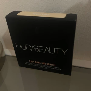 Huda beauty pressed powder  - Helt ny oanvänd Huda Beauty pressed powder i färgen cupcake (råkat beställa mer än vad jag tänkt)