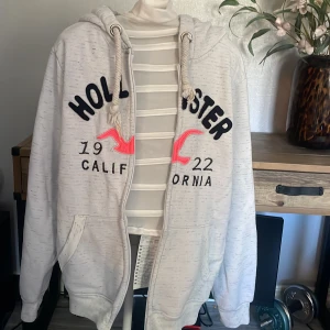 Hoodie  - Inte äkta, storlekn är XXL men mer som en XL. 