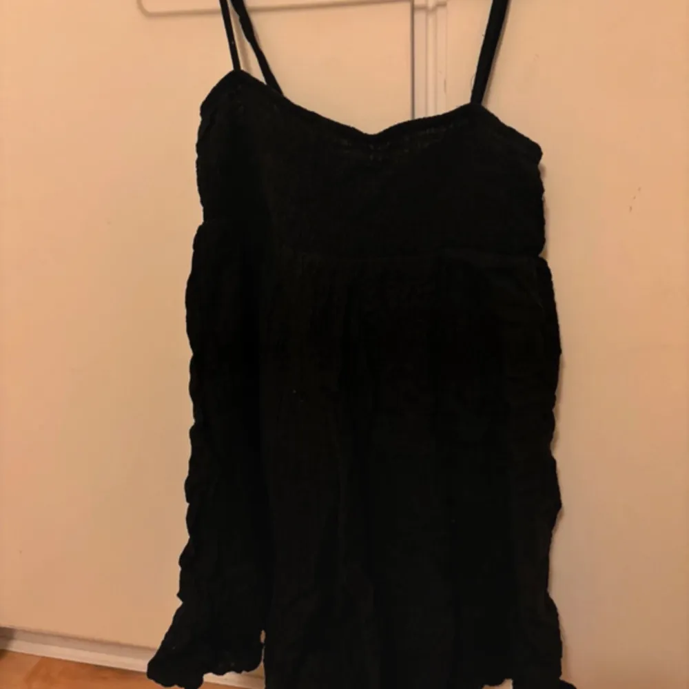 En svart klänning ifrån ZARA i storlek XS. Den är använd få gånger och säljs pga det inte kommer till användning.. Klänningar.