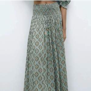 Jätte fin lång kjol ifrån Zara ,perfekt nu inför sommaren🤩 Jag köpte den på Plick men den kommer tyvärr inte komma till användning 💗