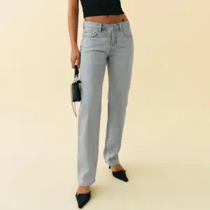 Low straight jeans från Gina Tricot som är helt slutsålda, 500kr nypris knappt använda🎀 strlk 36, skriv för frågor!!