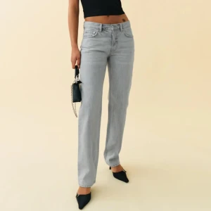 Low straight jeans  - Low straight jeans från Gina Tricot som är helt slutsålda, 500kr nypris knappt använda🎀 strlk 36, skriv för frågor!!