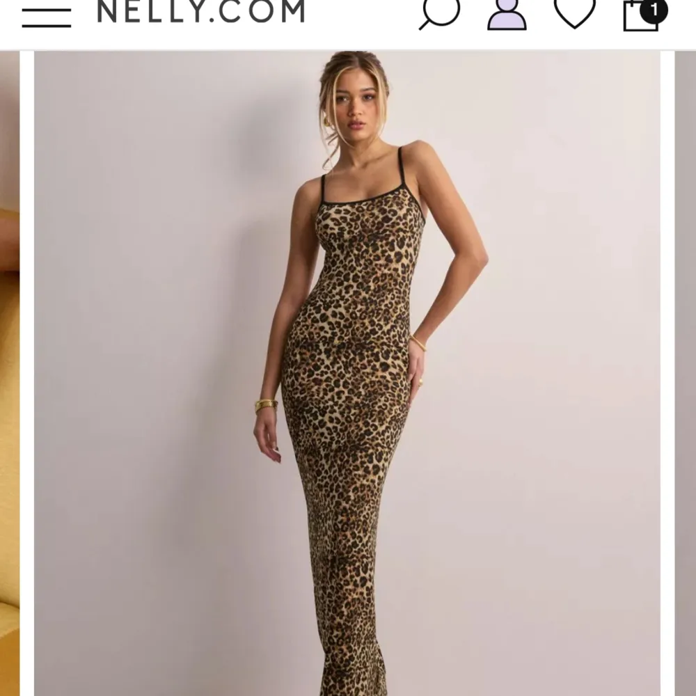 Lång leopard klänning från Nelly i storlek Xs 🐆 🤍. Klänningar.