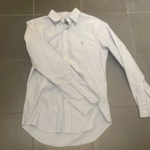 ralph lauren skjorta - Säljer denna ralph lauren skjorta som aldrig använts. Storlek M😀