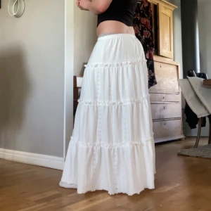 Lång kjol  - Så fin långkjol! Den är helt ny och är endast provad 🤗 Hör av dig vid frågor 🥰