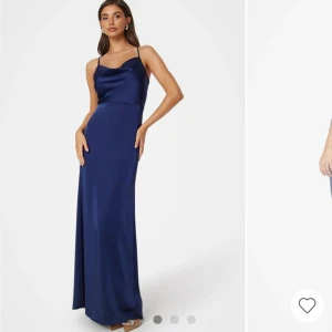 Balklänning  - Säljer min Helt oanvända  ( lapp kvar ) Satin balklänning  Mörk blå Köpt för 1299 Säljer för 700💞