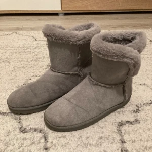 NEW YORKER ”Uggs” skor - New Yorker uggs liknande skor gråa med fluff på toppen. Helt oandvända och i perfekt skick💕
