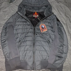 Parajumpers Cardigan - En as fet cardigan jacka från Parajumpers. Använd ofta men inga tecken på användning. Skicket är 10/10, någon fläck på den så behöver tvätta den innan. Storlek L men sitter som en M. Är 180 och tycker längden på den är bra.  NYPRIS: 2699