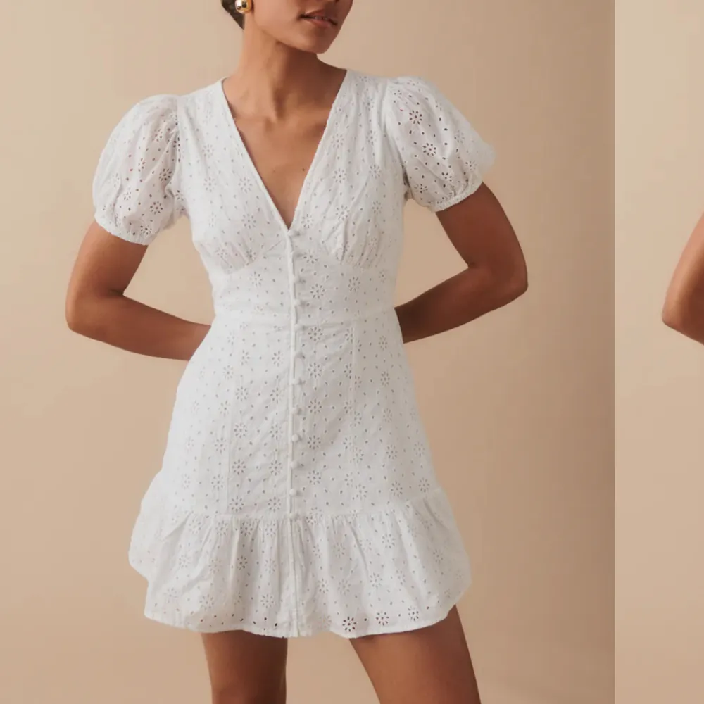 Jag säljer denna jättefina vita klänningen från Gina tricot i storlek M! Den är perfekt som skolavslutningsklänning/studentklänning! Säljer för att den blev lite stor på mig😊. Klänningar.