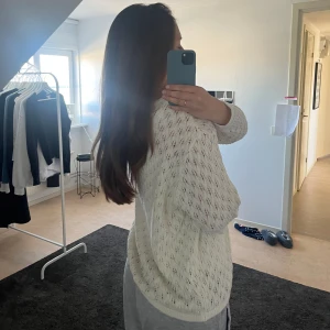 Vit kofta - Superfin och mysig kofta, passar bra nu till våren och sommaren, kanske till student. Använd väldigt få gånger, därav som ny💕💕pris kan diskuteras 