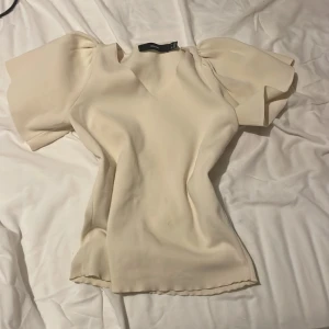 Vero moda tröja - Vero moda stretchig tröja. Kortärmad och passar sommaren. Den är beige aktig. 