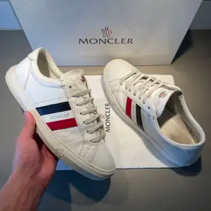 Hej! Säljer nu dessa super snygga vita moncler ”Monaco” skorna. Okej skick anvädna en del. Storlek 44,5 och sitter (TTS) True to size. Tillkommer Box, skopåse & kvitto vid köp. Kan frakta eller mötas upp i Kungälv. PM 📩Fler frågor/bilder :)