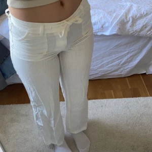 Linnebyxor - Vita linnebyxor i linneblandning. Dom är lite skrynkliga men inga fläckar alls. Säljer då dom är lite för korta på mig i min smak (172cm lång). Dom är inte så genomskinliga. Är i strl xs, jag har vanligtvis 36 i byxor och dom passar mig bra i midjan 