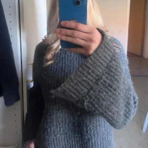 STICKAD MED SLITS! - Super fin och mysig stickad tröja med slits vid armarna och sidorna!  Använd en gång! 