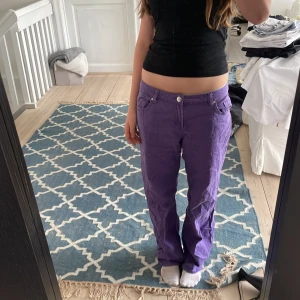 Straight lila jeans - Det är ett par straight/ lite bootcut jeans. Jeansen är baggy i modellen. Jeansen är i jättebra skick och jag säljer dem då de inte kommer till användning. Köpte dem för 100kr. Skriv till mig för fler mått.