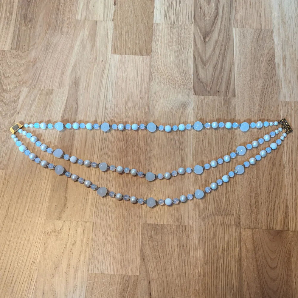 Så fint och gulligt halsband med en layered look! Några av de vita pärlorna flagnar lite men det är inget man tänker på. Den kortaste kedjan är knappt 40 cm lång.. Accessoarer.