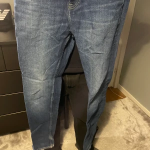 Mörkblåa jeans från tommyjeans - Använder inte pågrund utav för liten. Pris kan diskuteras
