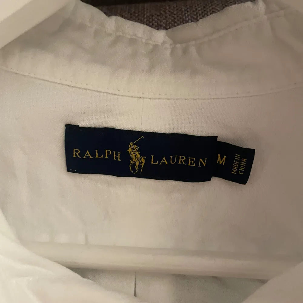 Jag säljer nu min helt onanvända Ralph Lauren Skjorta. Utmärkt skick med färgen vit, säljer denna eftersom det ej är min stil och passar inte, passar storlek M och S. Känn dig fri att ställa frågor, priset är ej fast. . Skjortor.