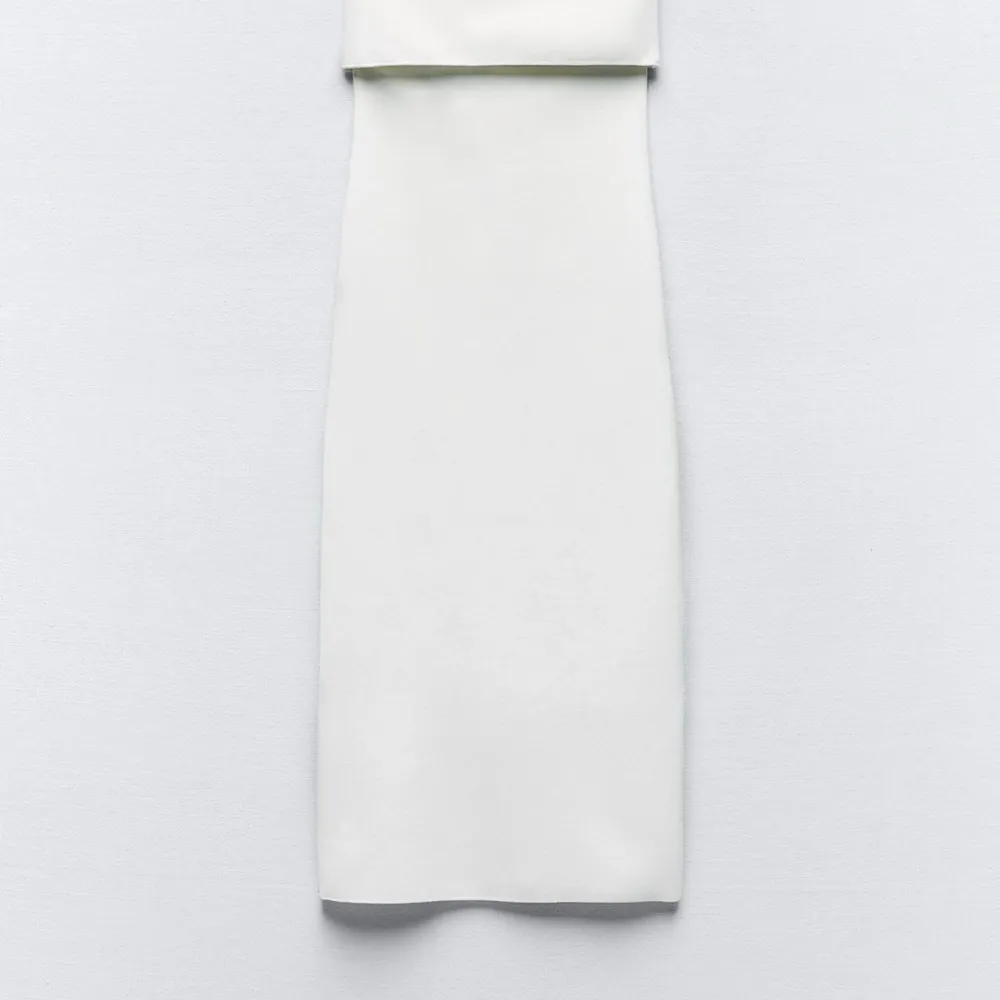 Säljer min vita klänning som är perfekt till studenten. Storlek M med figurnära passform. Endast testad. ❤️. Klänningar.