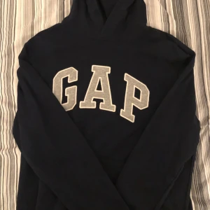 Gap hoodie - Mörkblå Gap hoodie i storlek M. Sitter som storlek S. Väldigt bra skick, ingen defekt. Pris kan diskuteras