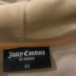 En Juicy Couture Kofta i färgen Beige.  Använd fåtal gånger så i bra skick!🩷