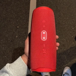 JBL Högtalare Charge 4 - Jättebra skick, inte använd så mycket, jättebra inför sommaren.  (Pris kan diskuteras vid snabb äffar)