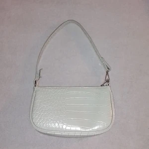 Handväska - Fin och inte alls mycket sliten har färgen  myntgrön med lite vitt inuti 