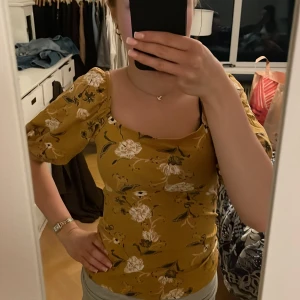 Söt topp - Söt gul topp med blommor på 