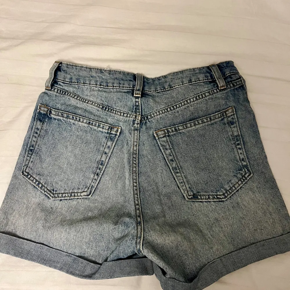 Säljer högmidjade jeansshorts i storlek xs. Säljer på grund av att de blivit för små💕. Shorts.