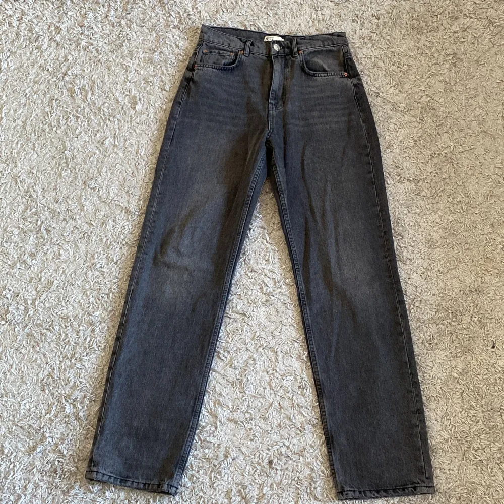 Mörkgråa midwaist jeans från Gina Tricot i strl 36 🌟 Använda 1 gång - superfint skick! Säljer pga att dom tyvärr är för långa för mig (är 1,60)  . Jeans & Byxor.