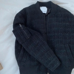 Bomberjacka  - Bomberjacka från samsoe samsoe. Super fin och i bra skick