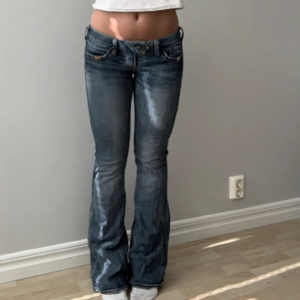 Midjemått tvärsöver 37cm och Innerbenslängd 80cm💓. Jeans & Byxor.