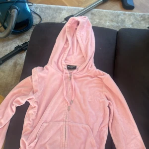 Ljusrosa juicy hoodie - Jätte bra skick, knappt använd, inga skador. Pris kan diskuteras 🙌🏼