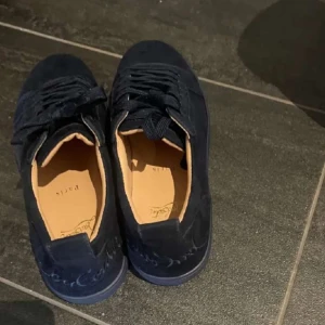 Loubs - Säljer dessa åt en kompis som säljer dessa loubs som är köpta på plick, säljer då dom inte passade honom. Strl 43 skick 10/10