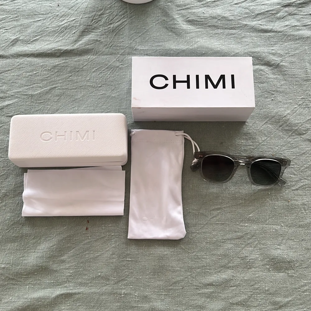 Tjena! Säljer ett par riktigt fina chimi 02 solglasögon i storlek S. Riktigt fint skick, knappt använda. Hör av er för fler frågor!. Övrigt.