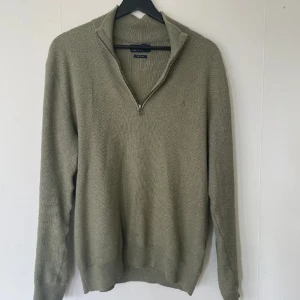 Ralph lauren halv zip - Säljer en riktigt snygg Ralph lauren tröja då den inte används. Skick 9/10. Mitt pris 790. Hör av dig om du har någon fråga!