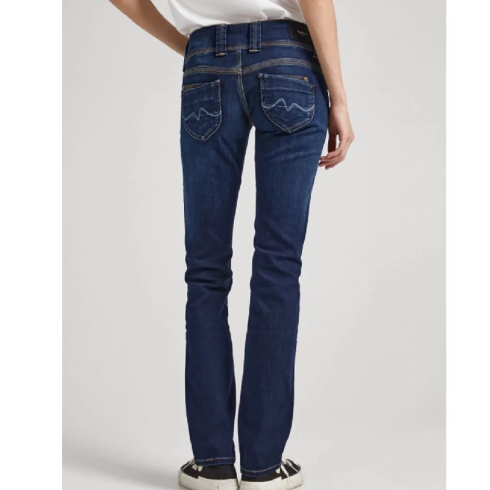 Säljer dessa supersnygga lågmidjade Pepe jeans med coola detaljer 💗 Midjemåttet är 37 cm, innerbenslängden är 85 cm och totallängden är 105 cm 💗 I väldigt bra skick, nypris 999kr . Jeans & Byxor.