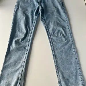 Säljer dessa snygga Nudie jeans i modellen gritty jackson storlek 32. En liten defekt vid gylfen men inget synligt.