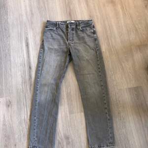 Raka ”chris” jeans från jack&jones i snygg färg. Storleken är 29/32 och passar mig som är 177.