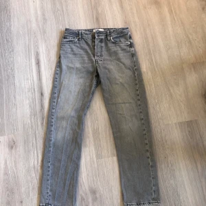 Jeans - Raka ”chris” jeans från jack&jones i snygg färg. Storleken är 29/32 och passar mig som är 177.