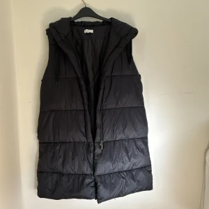 Vaderad väst  - Säljer denna långa vaderade väst i storlek 38. Använd fåtal gånger. 