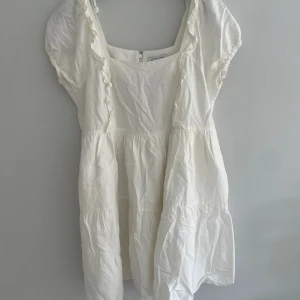 Sommarklänning & Other Stories  - Säljer denna jättesöta klänning från & Other stories! Använd 1 gång, nypris 800 kr🩵